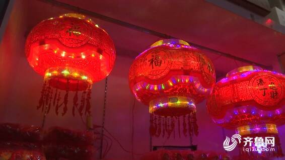 欢欢喜喜忙新年 潍坊虎年节庆商品市场一片 红红火火